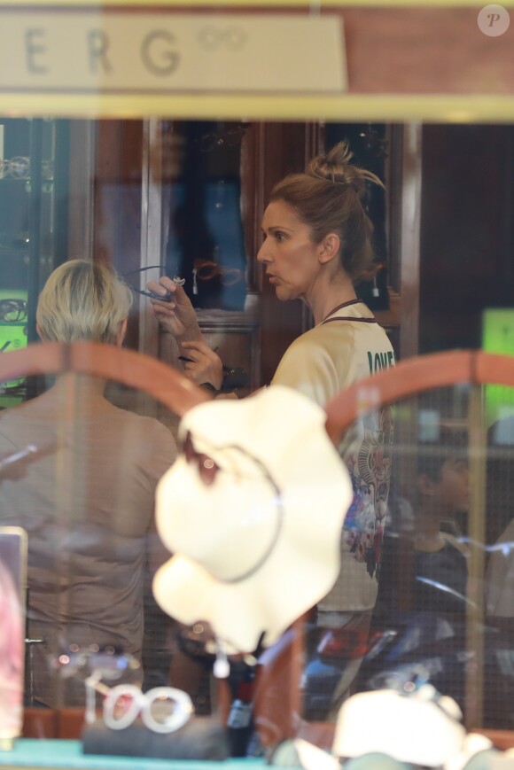 Céline Dion s'est rendue chez l'opticien Meyrowitz avec ses jumeaux Eddy et Nelson pour s'acheter une paire de lunettes de soleil avant de rentrer à l'hôtel Royal Monceau, à Paris le 17 juillet 2017.