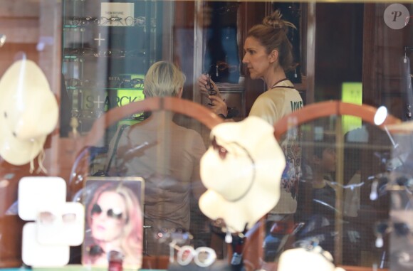 Céline Dion s'est rendue chez l'opticien Meyrowitz avec ses jumeaux Eddy et Nelson à Paris le 17 juillet 2017.