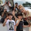 Céline Dion s'est rendue chez l'opticien Meyrowitz avec ses jumeaux Eddy et Nelson pour s'acheter une paire de lunettes de soleil avant de rentrer à l'hôtel Royal Monceau, à Paris le 17 juillet 2017.
