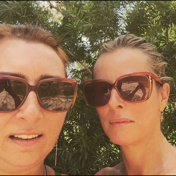 Karin Viard pose avec sa grande soeur Nadège lors de vacances à Formentera, le 17 juillet 2017.