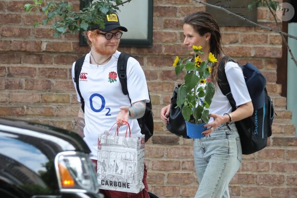 Exclusif - Ed Sheeran et sa compagne Cherry Seaborn quittent leur hôtel de New York City, New York, Etats-Unis, le 4 juillet 2017.
