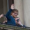 Ed Sheeran salue ses fans depuis le balcon Mondadori Megastore de la piazza del Duomo à Milan, le 12 mars 2017