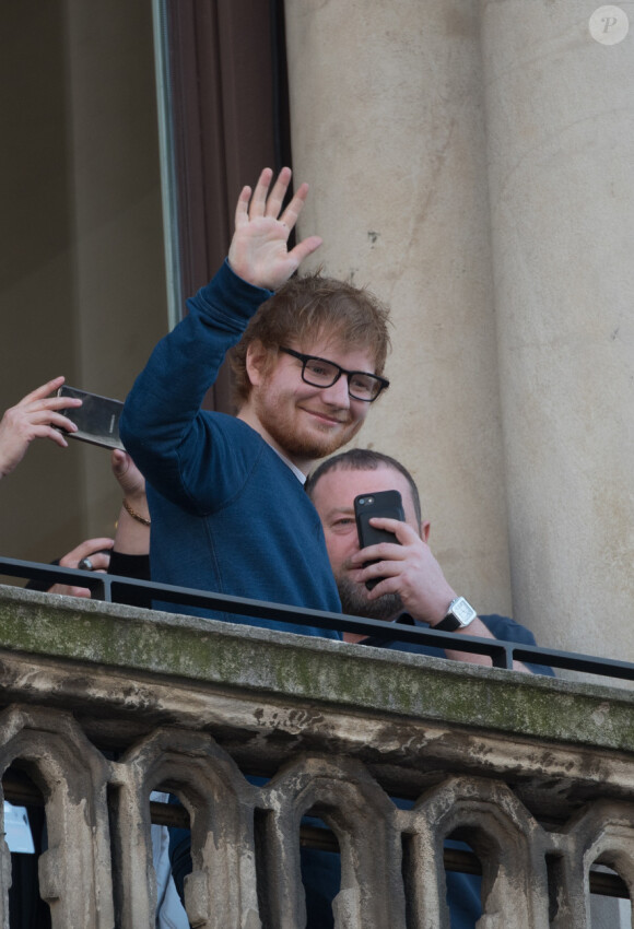 Ed Sheeran salue ses fans depuis le balcon Mondadori Megastore de la piazza del Duomo à Milan, le 12 mars 2017