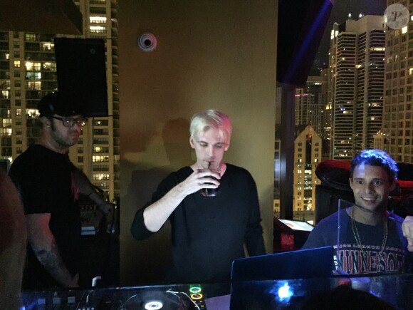 Le chanteur Aaron Carter passe la soirée dans un bar à Chicago le 27 août 2016.