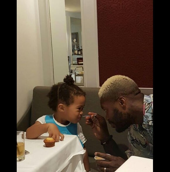Djibril Cissé donne le goûter à son fils Gabriel, 2 ans et demi.