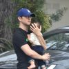 Joseph Gordon-Levitt et son épouse Tasha McCauley se baladant avec leur fils dans les rues de Los Angeles, le 29 octobre 2016