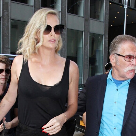 Charlize Theron va participer à l'émission '''The Howard Stern Show'' à New York, le 19 juillet 2017, pour faire le promotion de son prochain film ''Atomic Blonde''.