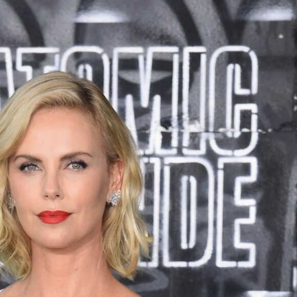 Charlize Theron (habillée en Dior) - Avant-première du film "Atomic Blonde" au théâtre am Potsdamer Platz à Berlin, le 17 juillet 2017.