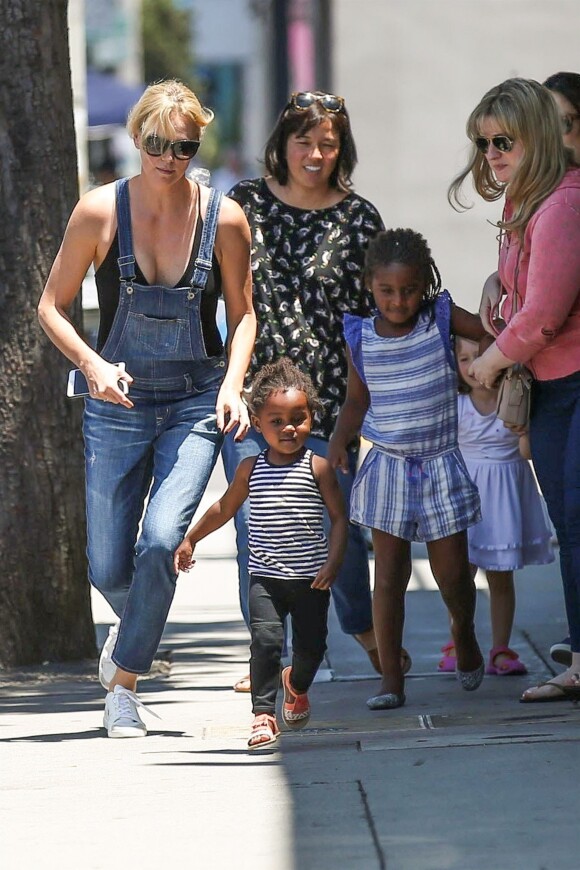 Exclusif - Charlize Theron se promène avec ses enfants Jackson et August à West Hollywood le 3 juillet 2017.