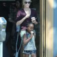 Exclusif - Charlize Theron et son fils Jackson ont acheté une glace à Los Angeles Le 12 mai 2017