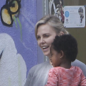 Exclusif - Charlize Theron emmène son fils Jackson et sa fille August à l'école à Los Angeles le 24 avril 2017.