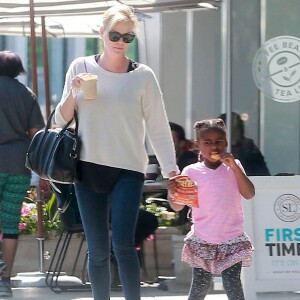 Exclusif - Charlize Theron se balade avec son fils Jackson dans les rues de West Hollywood. Ils s'amusent à se donner des coups de pied sur les fesses et mangent des glaces. Le 10 avril 2017