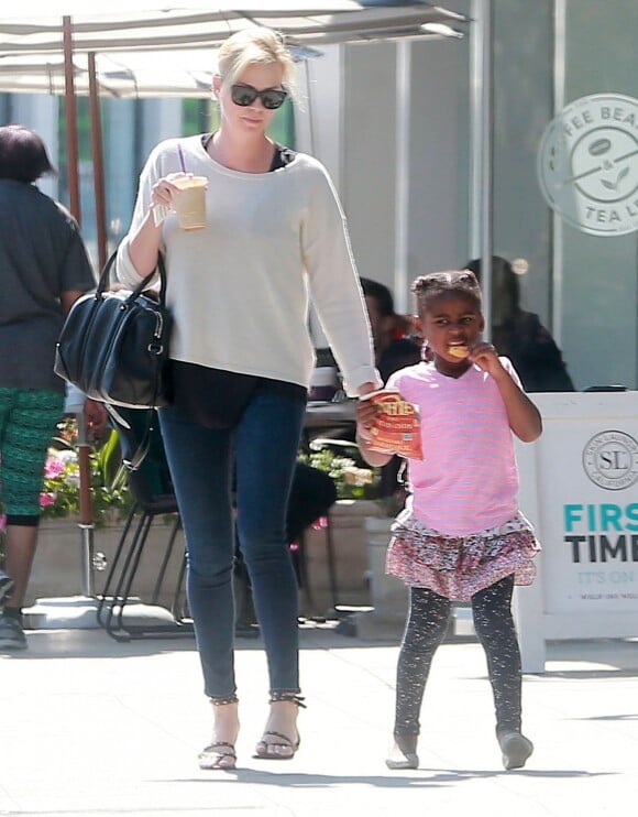 Exclusif - Charlize Theron se balade avec son fils Jackson dans les rues de West Hollywood. Ils s'amusent à se donner des coups de pied sur les fesses et mangent des glaces. Le 10 avril 2017