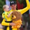 Christopher Froome avec son fils Kellan - Arrivée de la 104ème édition du Tour de France sur les Champs-Elysées à Paris le 23 juillet 2017. © Giancarlo Gorassini/Bestimage