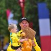 Christopher Froome avec son fils Kellan - Arrivée de la 104ème édition du Tour de France sur les Champs-Elysées à Paris le 23 juillet 2017. © Giancarlo Gorassini/Bestimage