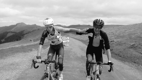Romain Bardet, 3e du Tour de France 2017, ici lors d'une sortie d'entraînement avec son père Philippe en mai 2017. Photo issue de son compte Twitter.