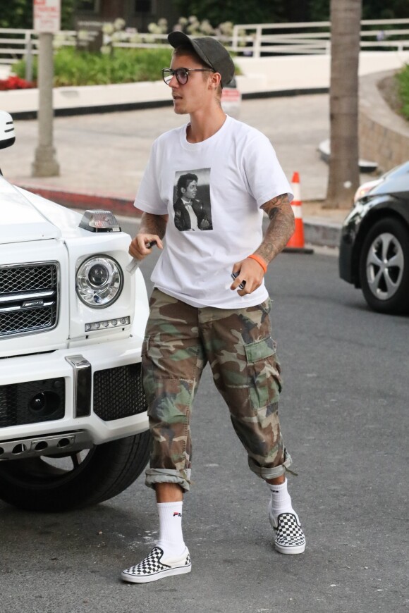 Exclusif - Justin Bieber arrive à l'église à Los Angeles vêtu d'un T shirt à l'éffigie de Michael Jackson à Los Angeles le 19 juillet 2017