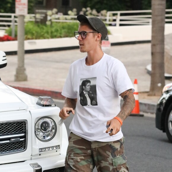 Exclusif - Justin Bieber arrive à l'église à Los Angeles vêtu d'un T shirt à l'éffigie de Michael Jackson à Los Angeles le 19 juillet 2017