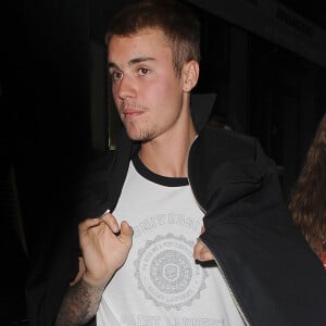 Justin Bieber quitte le restaurant Ours dans le quartier de Kensington à Londres le 1er juillet 2017.