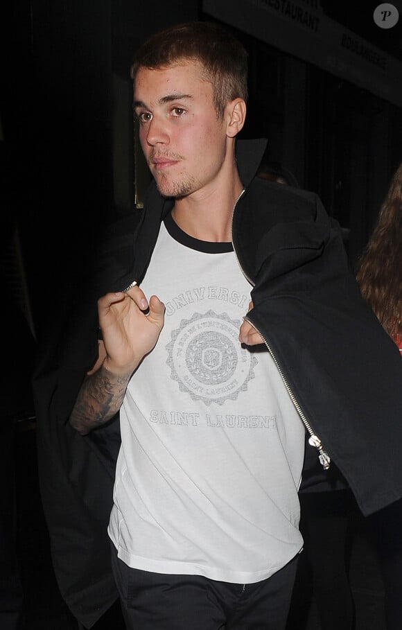 Justin Bieber quitte le restaurant Ours dans le quartier de Kensington à Londres le 1er juillet 2017.