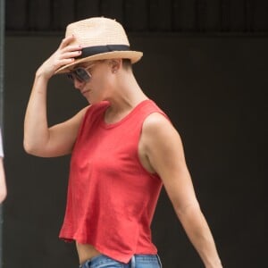 Exclusif - Kate Hudson, la tête rasée, sur le tournage du film 'Sister' à Los Angeles, le 2 août 2017