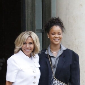 La chanteuse Rihanna a été reçue par Brigitte Macron (Trogneux) au palais de l'Elysée à Paris. Le 26 juillet 2017 © Alain Guizard / Bestimage  Singer Rihanna received by the first lady Brigitte Macron (Trogneux) at the Palais de l'Elysée in Paris. On july 26th 201726/07/2017 - Paris