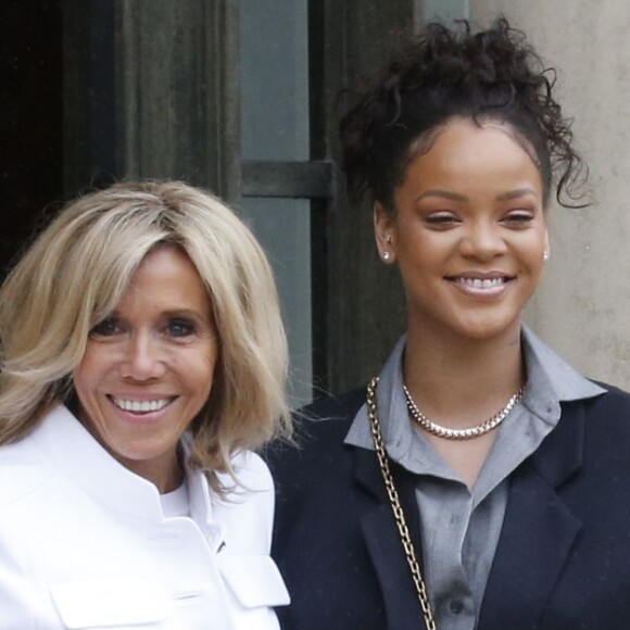 Brigitte Macron et Rihanna sur le perron du palais de l'Elysée, où elle a été reçue par le président, à Paris. Le 26 juillet 2017 © Alain Guizard / Bestimage