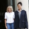 Brigitte Macron (Trogneux) raccompagne la chanteuse Rihanna sur le perron du palais de l'Elysée, où elle a été reçue par le président, à Paris. Le 26 juillet 2017 © Alain Guizard / Bestimage