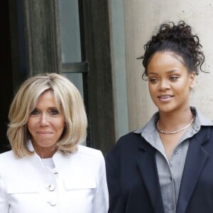 Brigitte Macron (Trogneux) raccompagne la chanteuse Rihanna sur le perron du palais de l'Elysée, où elle a été reçue par le président, à Paris. Le 26 juillet 2017 © Alain Guizard / Bestimage