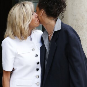 Brigitte Macron embrasse la chanteuse Rihanna sur le perron du palais de l'Elysée, où elle a été reçue par le président, à Paris. Le 26 juillet 2017 © Alain Guizard / Bestimage