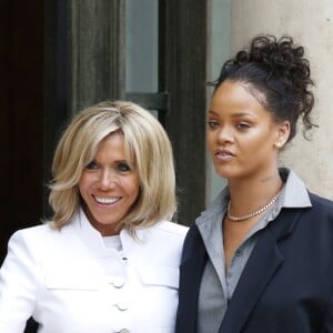 Brigitte Macron et Rihanna sur le perron du palais de l'Elysée, où elle a été reçue par le président, à Paris. Le 26 juillet 2017 © Alain Guizard / Bestimage