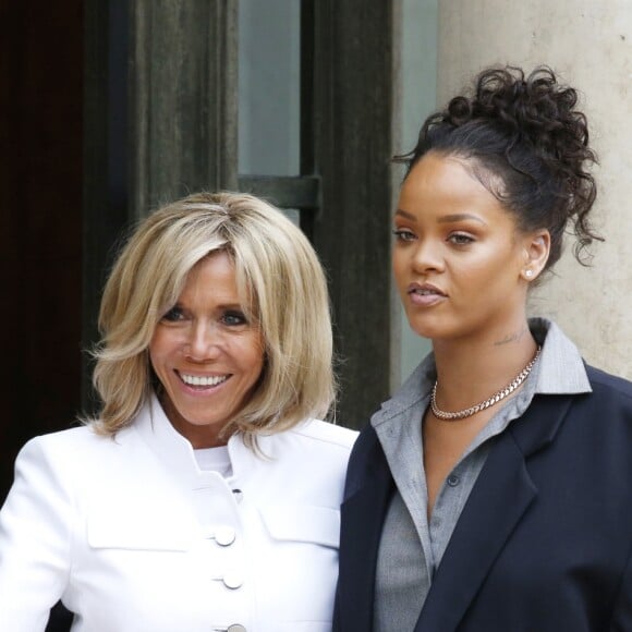 Brigitte Macron et Rihanna sur le perron du palais de l'Elysée, où elle a été reçue par le président, à Paris. Le 26 juillet 2017 © Alain Guizard / Bestimage