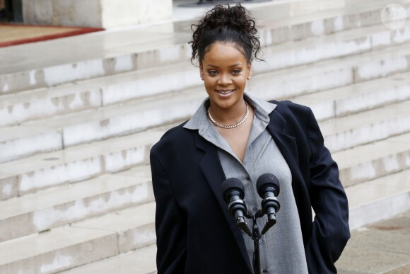 Rihanna (en Dior) au palais de l'Elysée, où elle a été reçue par le président, à Paris. Le 26 juillet 2017 © Alain Guizard / Bestimage