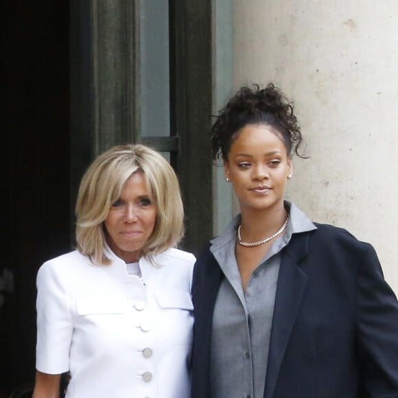 Brigitte Macron (Trogneux) raccompagne la chanteuse Rihanna sur le perron du palais de l'Elysée, où elle a été reçue par le président, à Paris. Le 26 juillet 2017 © Alain Guizard / Bestimage