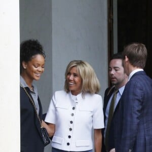 Brigitte Macron (Trogneux) raccompagne la chanteuse Rihanna sur le perron du palais de l'Elysée, où elle a été reçue par le président, à Paris. Le 26 juillet 2017 © Alain Guizard / Bestimage