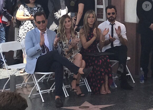 Jennifer Aniston, son mari Justin Theroux et Will Arnett et sa compagne Elizabeth Law à la remise de l'étoile de leur ami Jason Bateman sur le Walk of Fame à Hollywood, le 26 juillet 2017