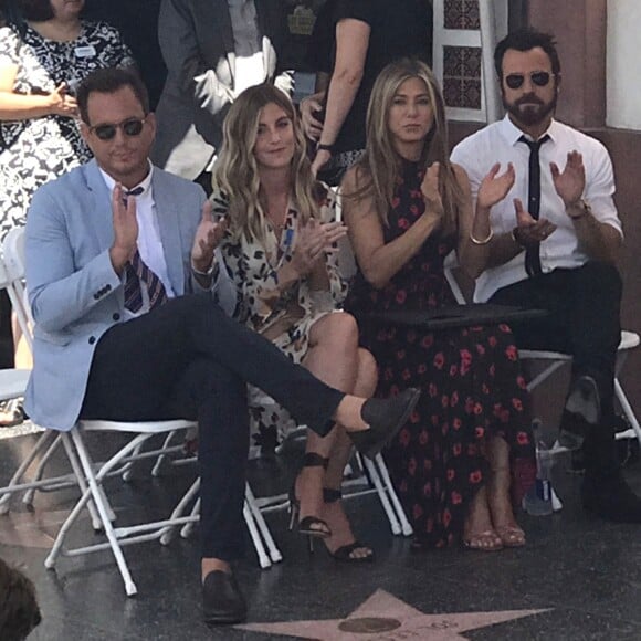 Jennifer Aniston, son mari Justin Theroux et Will Arnett et sa compagne Elizabeth Law à la remise de l'étoile de leur ami Jason Bateman sur le Walk of Fame à Hollywood, le 26 juillet 2017