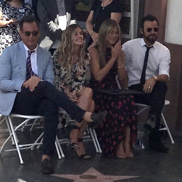 Jennifer Aniston, son mari Justin Theroux et Will Arnett et sa compagne Elizabeth Law à la remise de l'étoile de leur ami Jason Bateman sur le Walk of Fame à Hollywood, le 26 juillet 2017