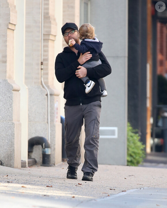 Exclusif - Sam Worthington se promène avec son fils Rocket dans New York City, New York, Etats-Unis, le 12 octobre 2016.