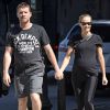 Exclusif - Lara Bingle, enceinte de son deuxième enfant, et son mari Sam Worthington, main dans la main, se rendent à un cours de gym à New York, le 4 août 2016.