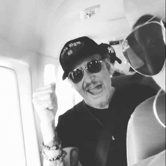 Johnny et Laeticia Hallyday dans l'avion privé les menant à Saint-Barthélemy le 28 juillet 2017