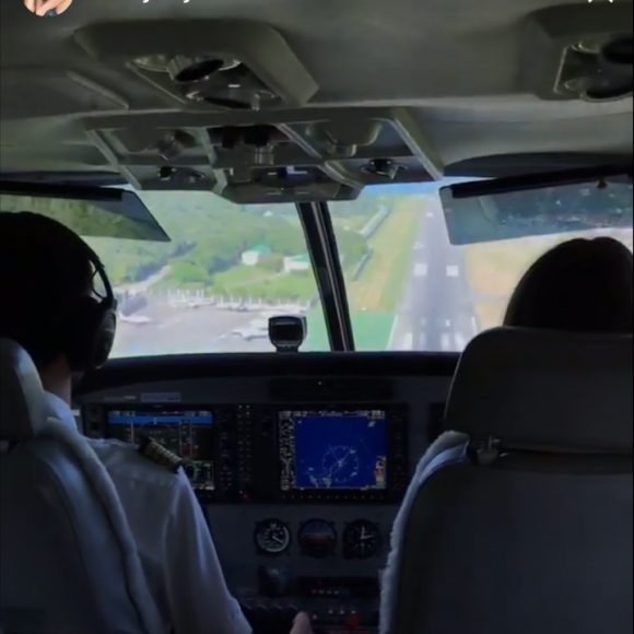 Johnny et Laeticia Hallyday dans l'avion privé les menant à Saint-Barthélemy le 28 juillet 2017
