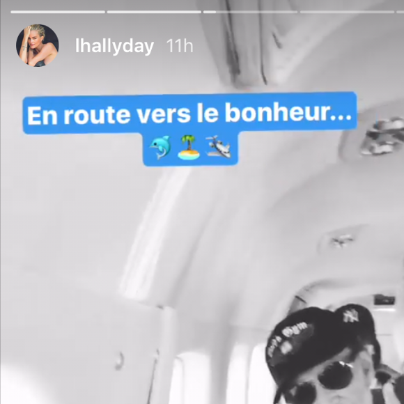 Johnny et Laeticia Hallyday dans l'avion privé les menant à Saint-Barthélemy le 28 juillet 2017