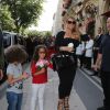 Mariah Carey quitte l'hôtel Plaza Athénée avec ses enfants le 24 juin 2017 à Paris.