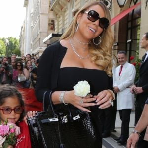 Mariah Carey quitte l'hôtel Plaza Athénée avec ses enfants le 24 juin 2017 à Paris.