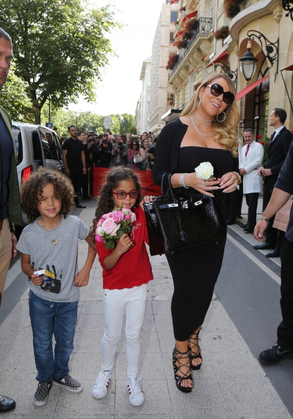 Mariah Carey quitte l'hôtel Plaza Athénée avec ses enfants le 24 juin 2017 à Paris.