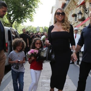 Mariah Carey quitte l'hôtel Plaza Athénée avec ses enfants le 24 juin 2017 à Paris.