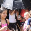 Britney Spears se cache des photographes à l'aide d'un parapluie à la sortie de son cours de gym à Westlake Village, le 8 juillet 2017