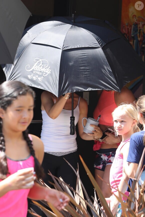 Britney Spears se cache des photographes à l'aide d'un parapluie à la sortie de son cours de gym à Westlake Village, le 8 juillet 2017
