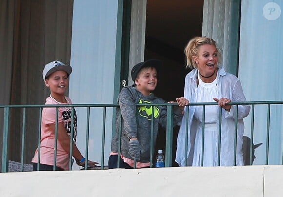 Exclusif -  Britney Spears et ses fils Sean et Jaden lancent des avions en papier depuis le balcon de leur hôtel lors de leurs vacances à Hawaii, le 7 août 2016.